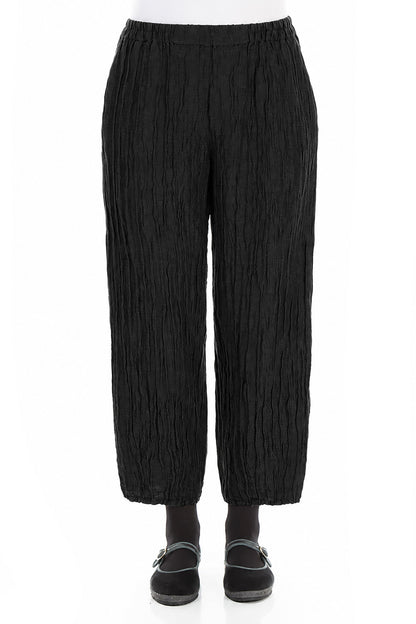 Taper Cropped-Hose aus schwarzem Seidenleinen in Knitteroptik