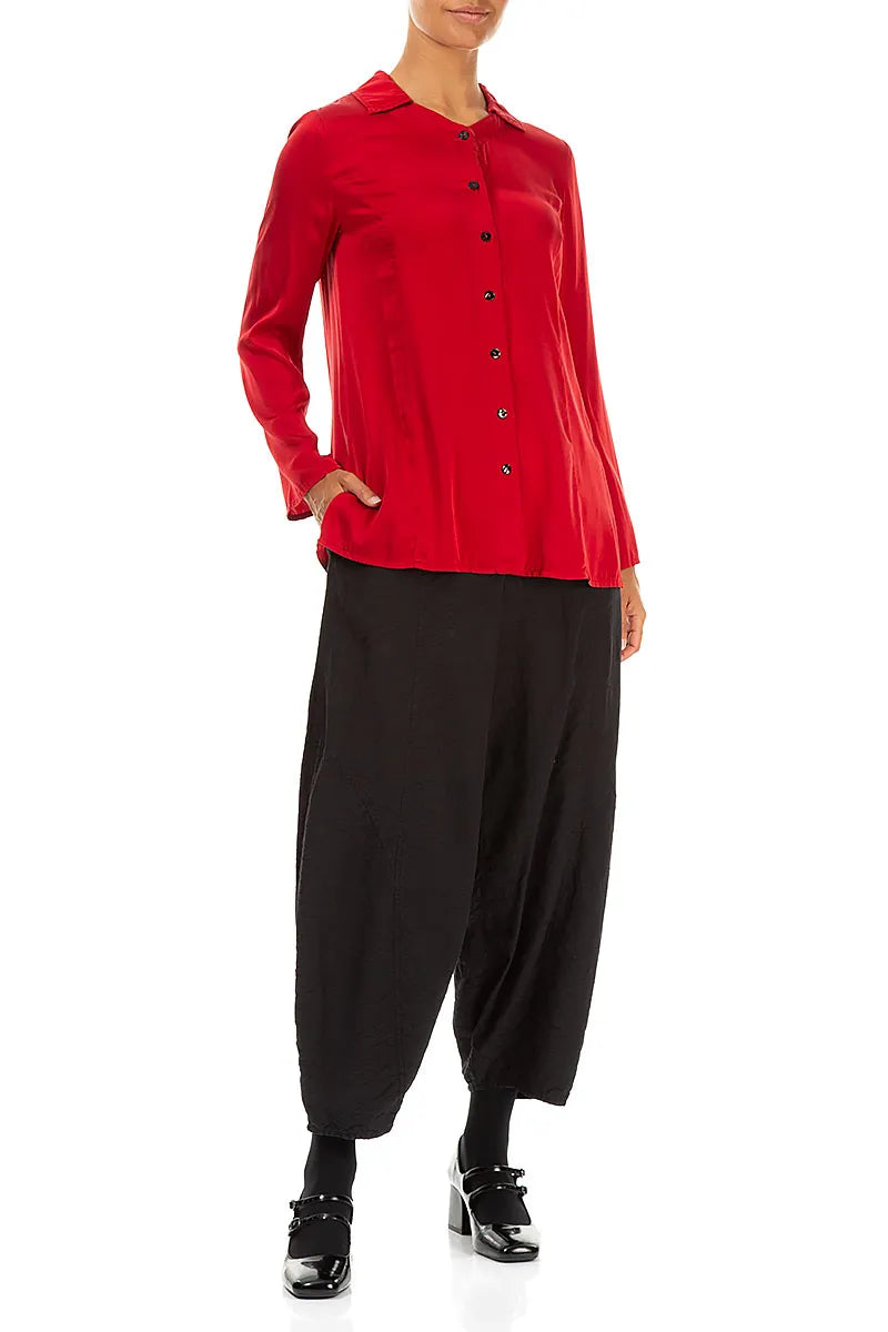 Ausgestelltes kirschrotes Seidenhemd