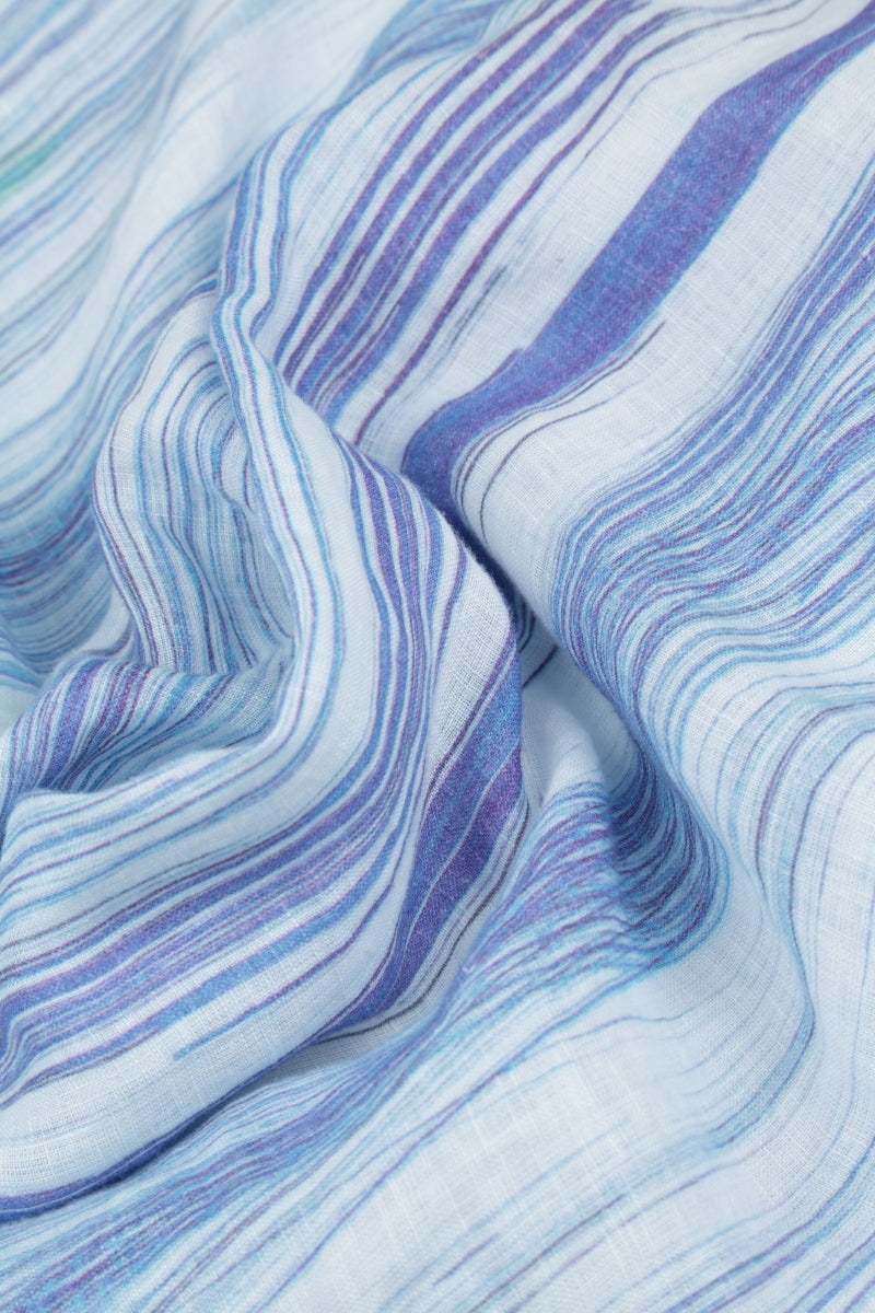 Ausgestelltes Leinenkleid mit blauen Streifen