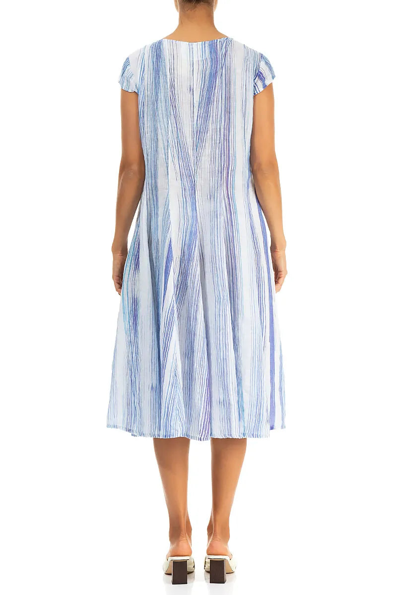 Ausgestelltes Leinenkleid mit blauen Streifen