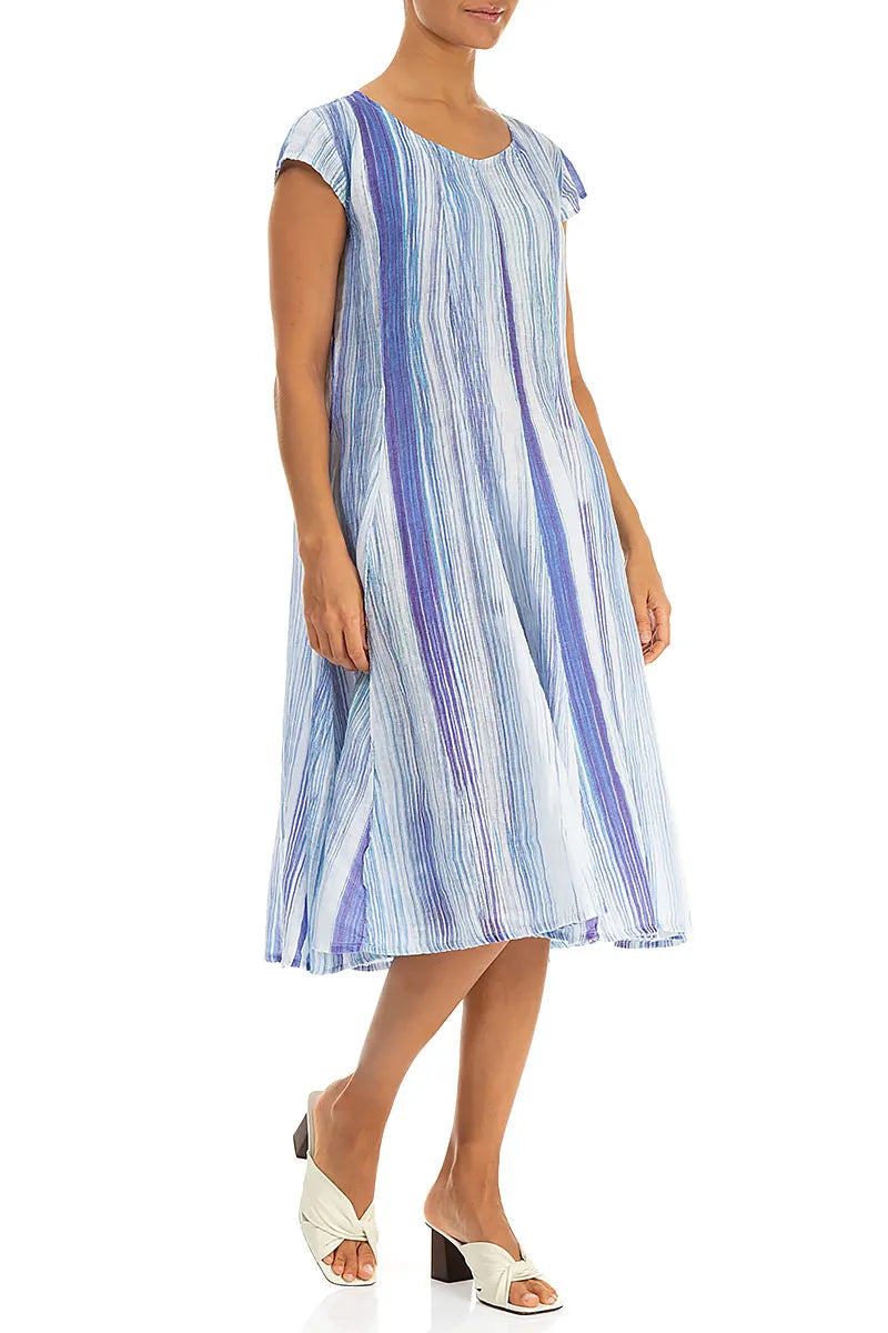 Ausgestelltes Leinenkleid mit blauen Streifen