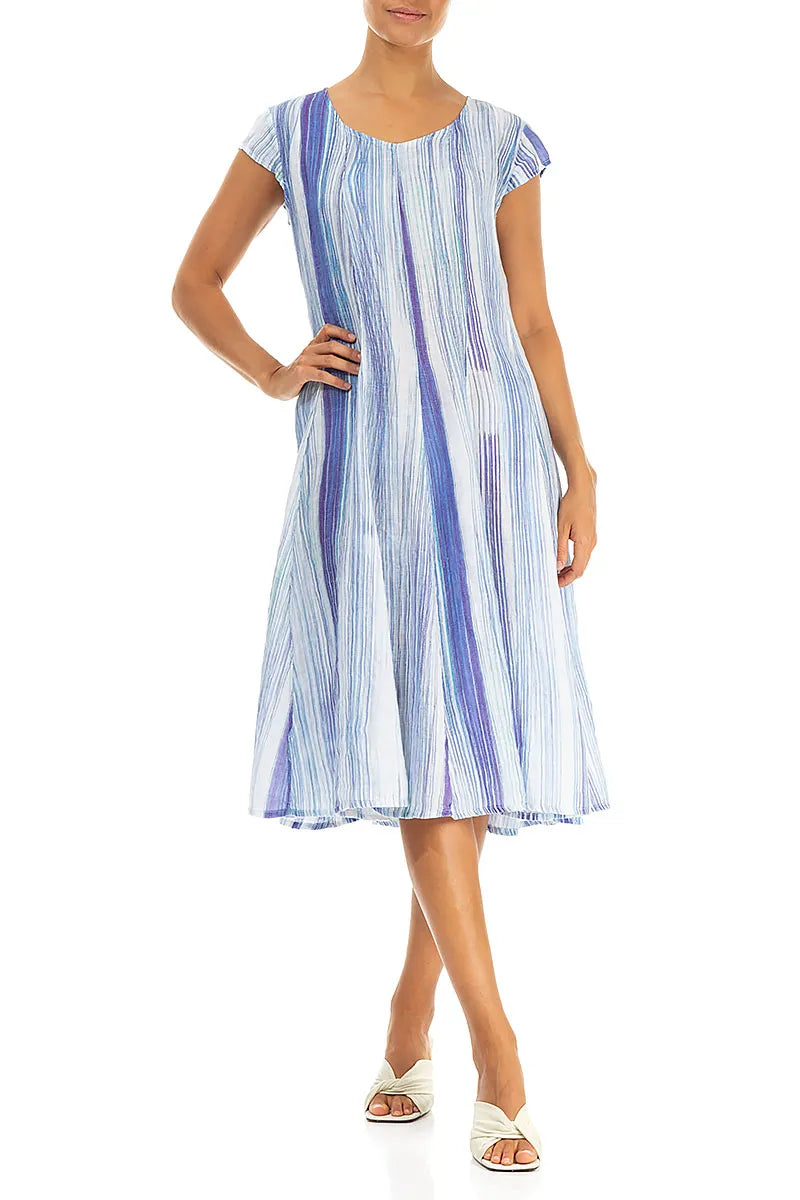 Ausgestelltes Leinenkleid mit blauen Streifen