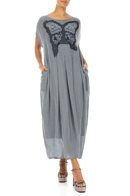 Robe en soie évasée en maille gris argenté avec motif papillon