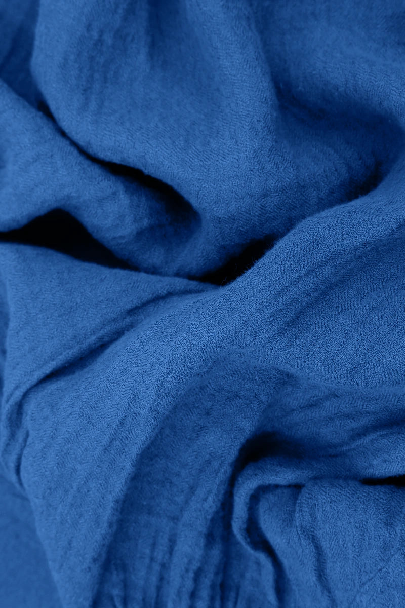 Ausgestelltes kobaltblaues Crêpe-Leinenkleid