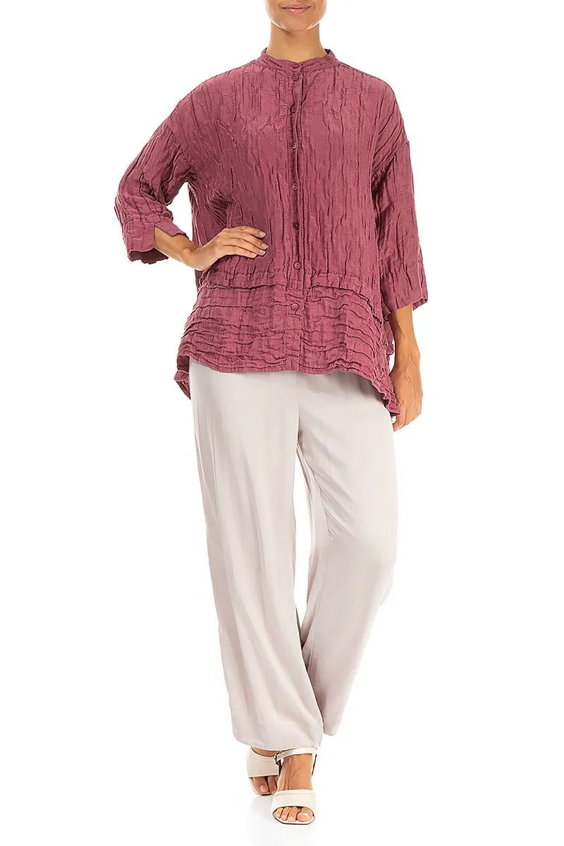 Ausgestelltes, geknittertes, antik rubinrotes Seidenhemd