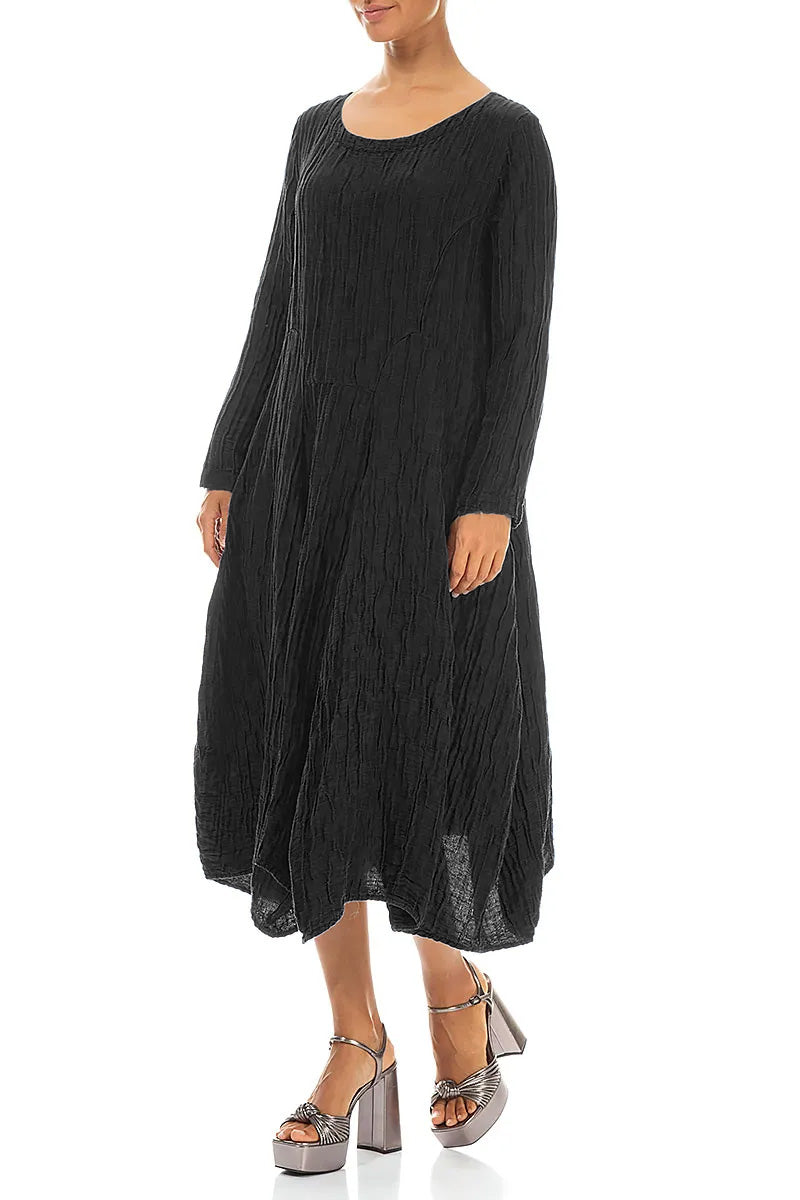 Ausgestelltes, geknittertes Kleid aus schwarzem Seidenleinen