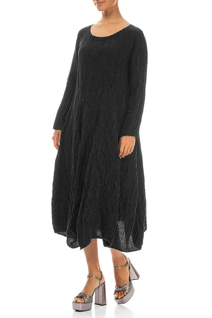 Ausgestelltes, geknittertes Kleid aus schwarzem Seidenleinen