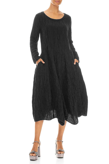 Ausgestelltes, geknittertes Kleid aus schwarzem Seidenleinen