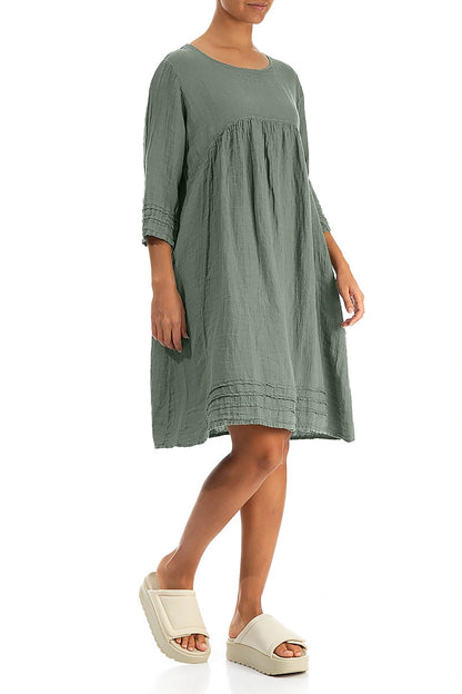 Ausgestelltes, salbeigrünes Leinenkleid