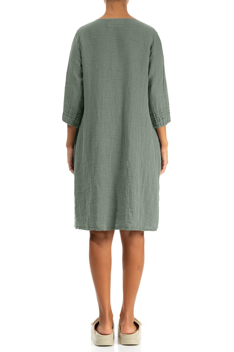 Ausgestelltes, salbeigrünes Leinenkleid