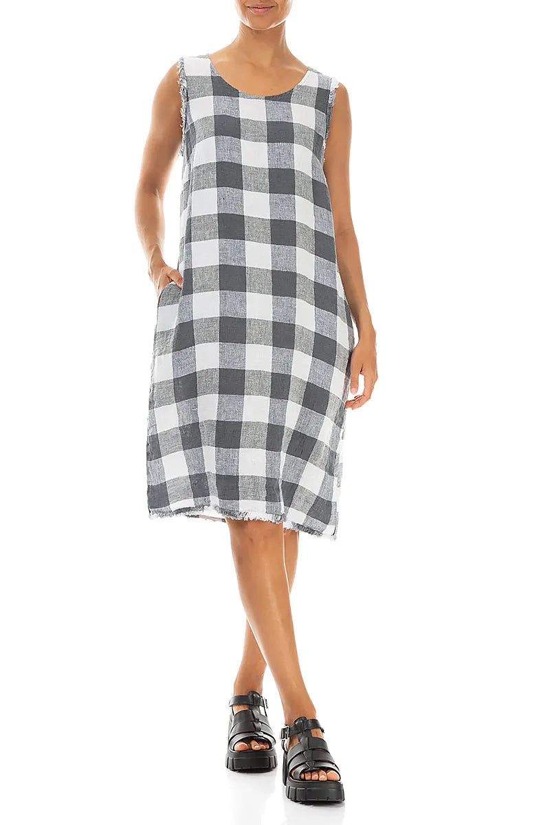 Robe en lin blanc à grands carreaux, sans manches et effilochée
