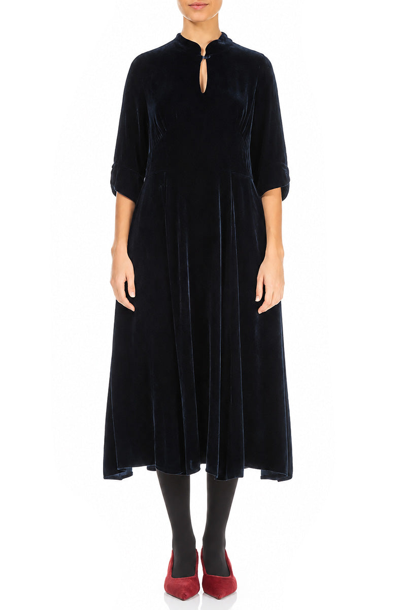 Kleid aus schieferblauem Seidensamt mit Schlüssellochausschnitt