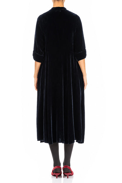 Kleid aus schieferblauem Seidensamt mit Schlüssellochausschnitt