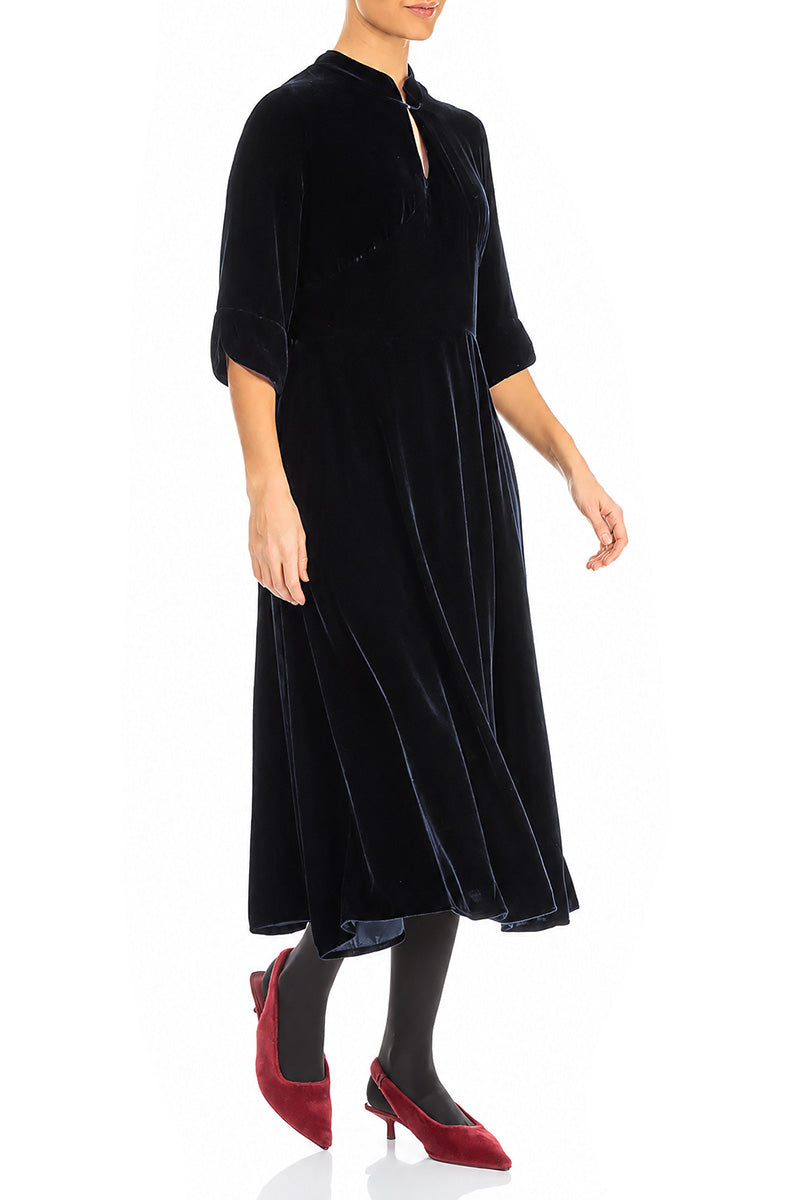 Kleid aus schieferblauem Seidensamt mit Schlüssellochausschnitt