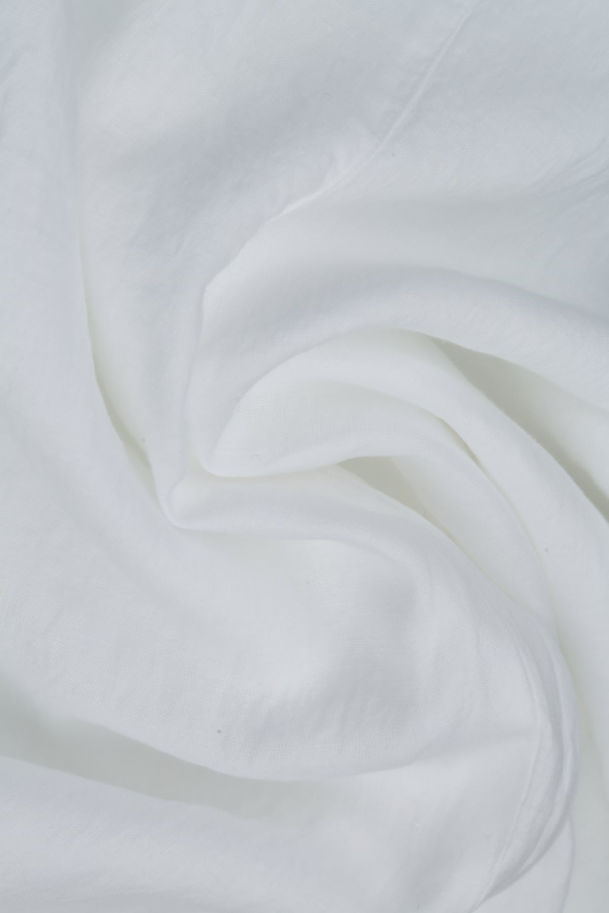 Weites, lockeres weißes Leinenhemd