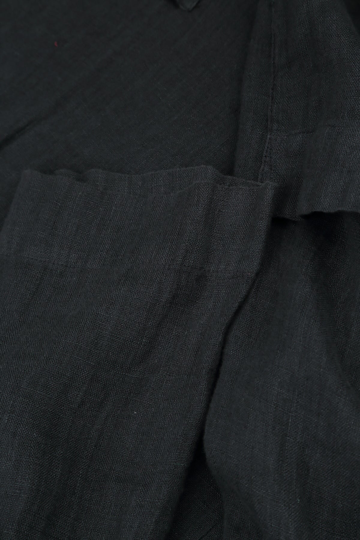 Graphitfarbenes Leinenkleid mit Biesen