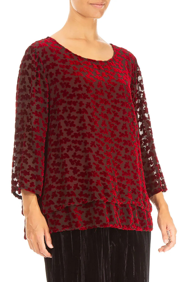 Bluse aus mehrlagigem Devoré-Seidensamt in Kirschrot mit Blütenblattmuster