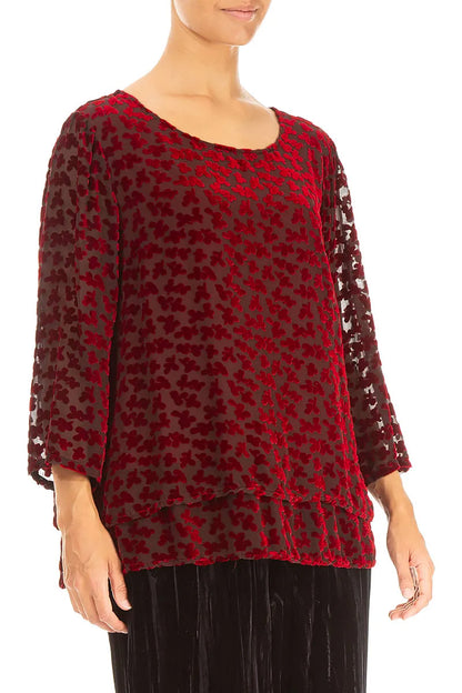 Bluse aus mehrlagigem Devoré-Seidensamt in Kirschrot mit Blütenblattmuster