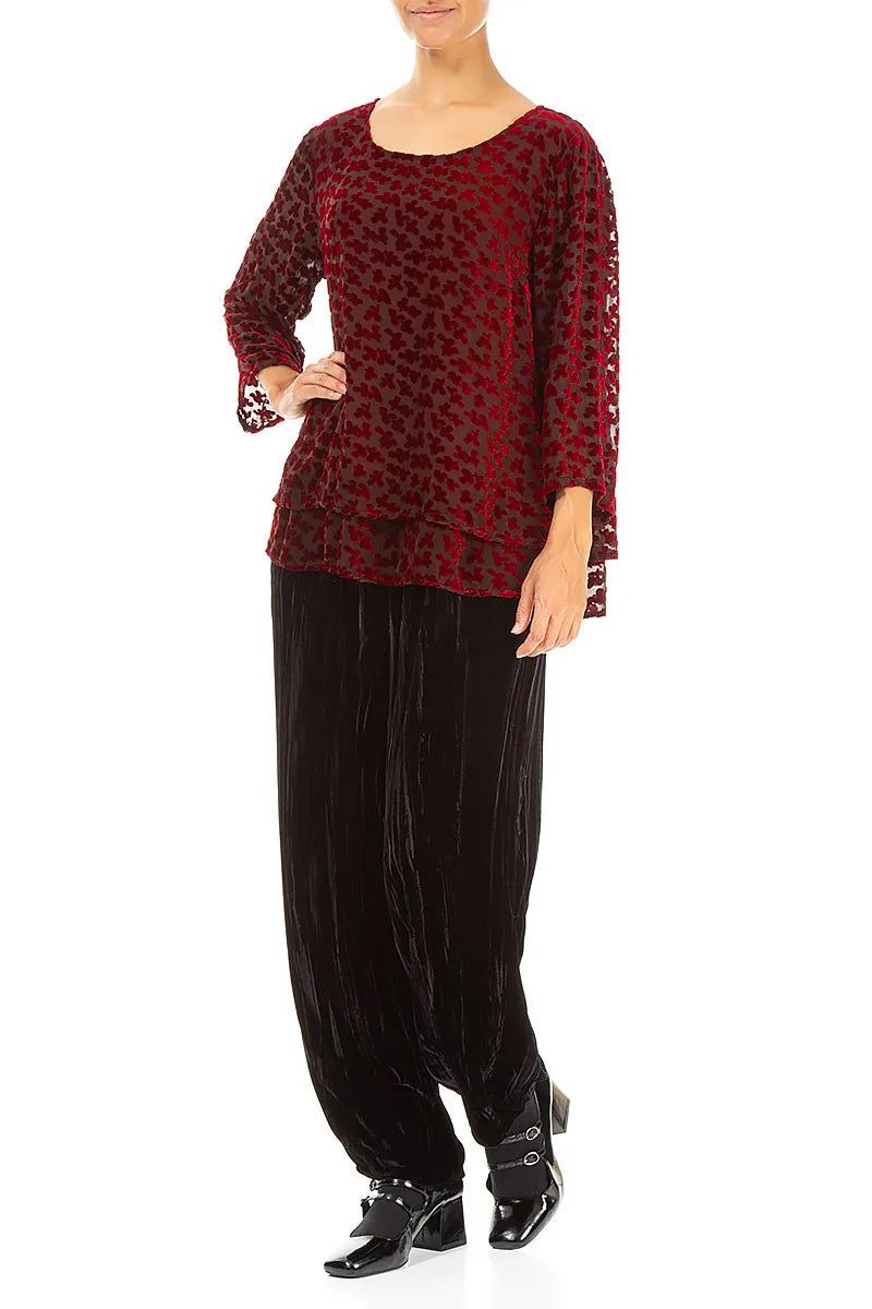 Bluse aus mehrlagigem Devoré-Seidensamt in Kirschrot mit Blütenblattmuster