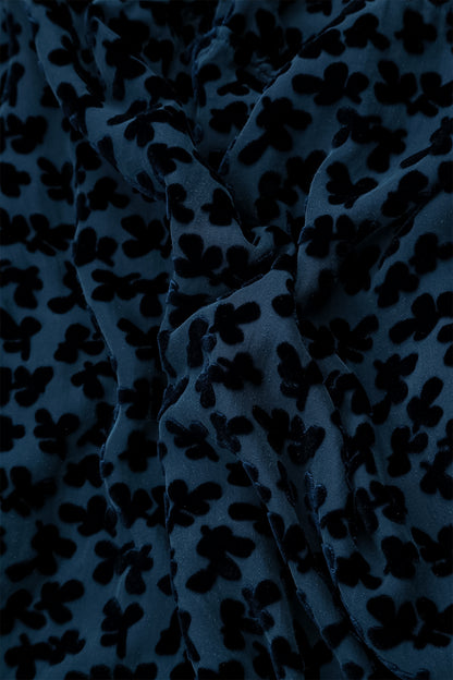 Bluse aus königsblauem Seidensamt mit Devoré-Muster