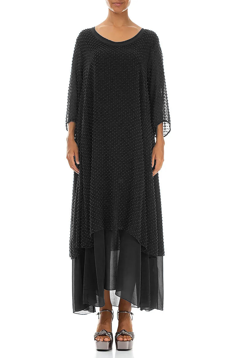 Mehrlagiges schwarzes gepunktetes Seidenkleid