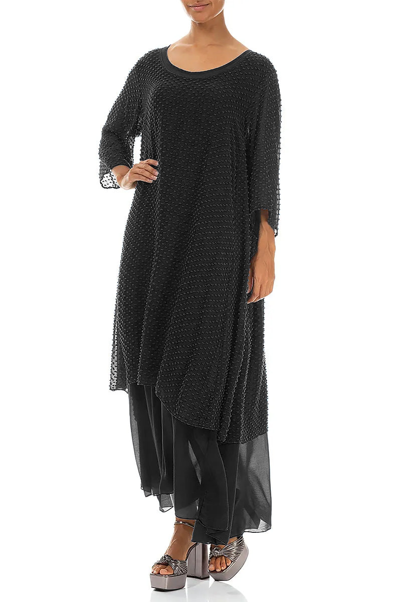 Robe en soie noire à pois superposés
