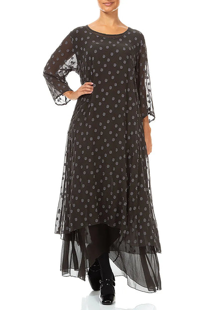 Kleid aus gemusterter Seide in warmem Anthrazit mit Lagenlook