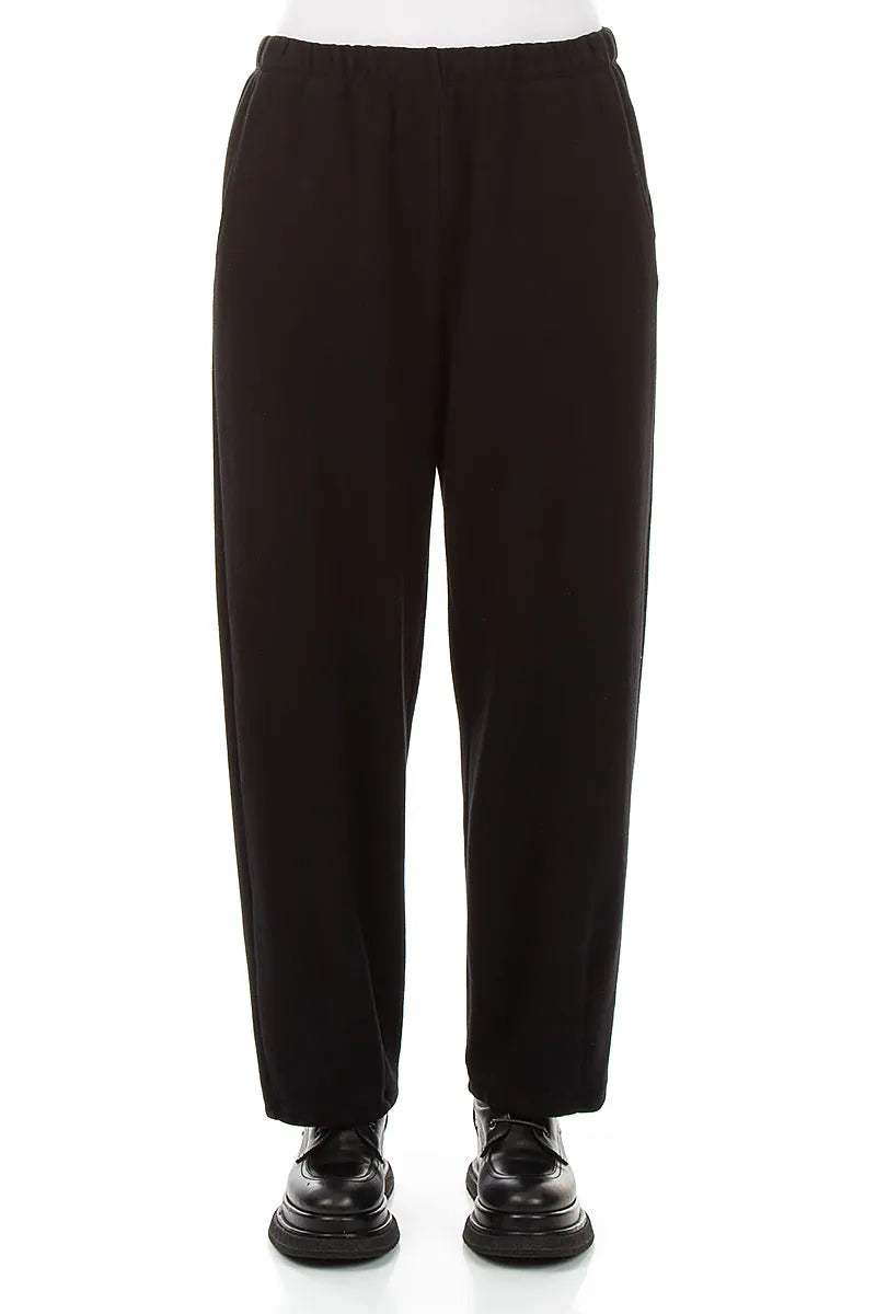 Lange, schmal zulaufende Hose aus schwarzem Baumwolljersey