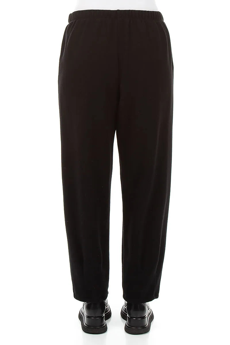 Lange, schmal zulaufende Hose aus schwarzem Baumwolljersey