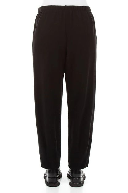 Lange, schmal zulaufende Hose aus schwarzem Baumwolljersey
