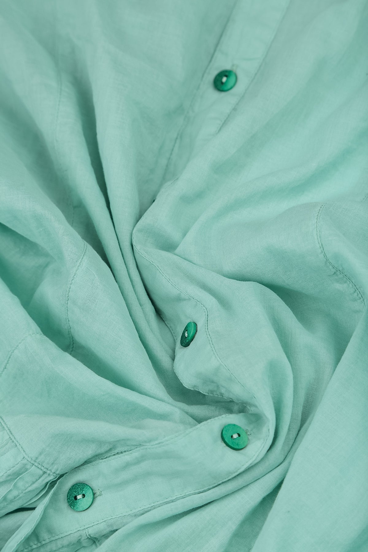 Längeres, mintfarbenes Baumwollhemd