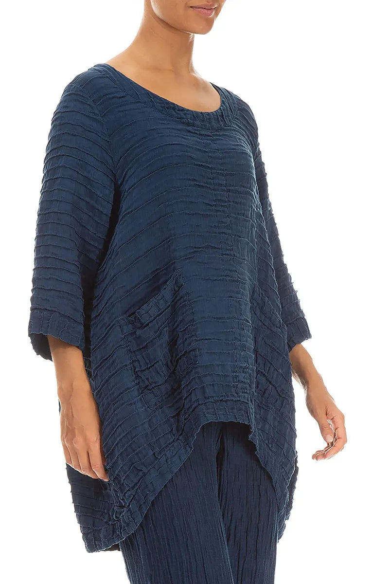Marineblaue Tunika aus zerknitterter Seide mit längerem Rücken