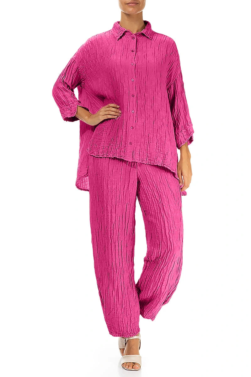 Lockeres zerknittertes fuchsiafarbenes Hemd aus Seide und Leinen