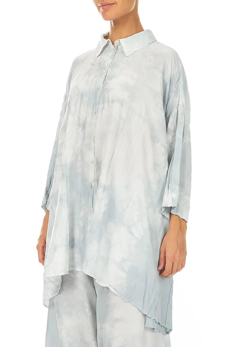 Chemise en pure soie froissée, couleur argent liquide, coupe ample