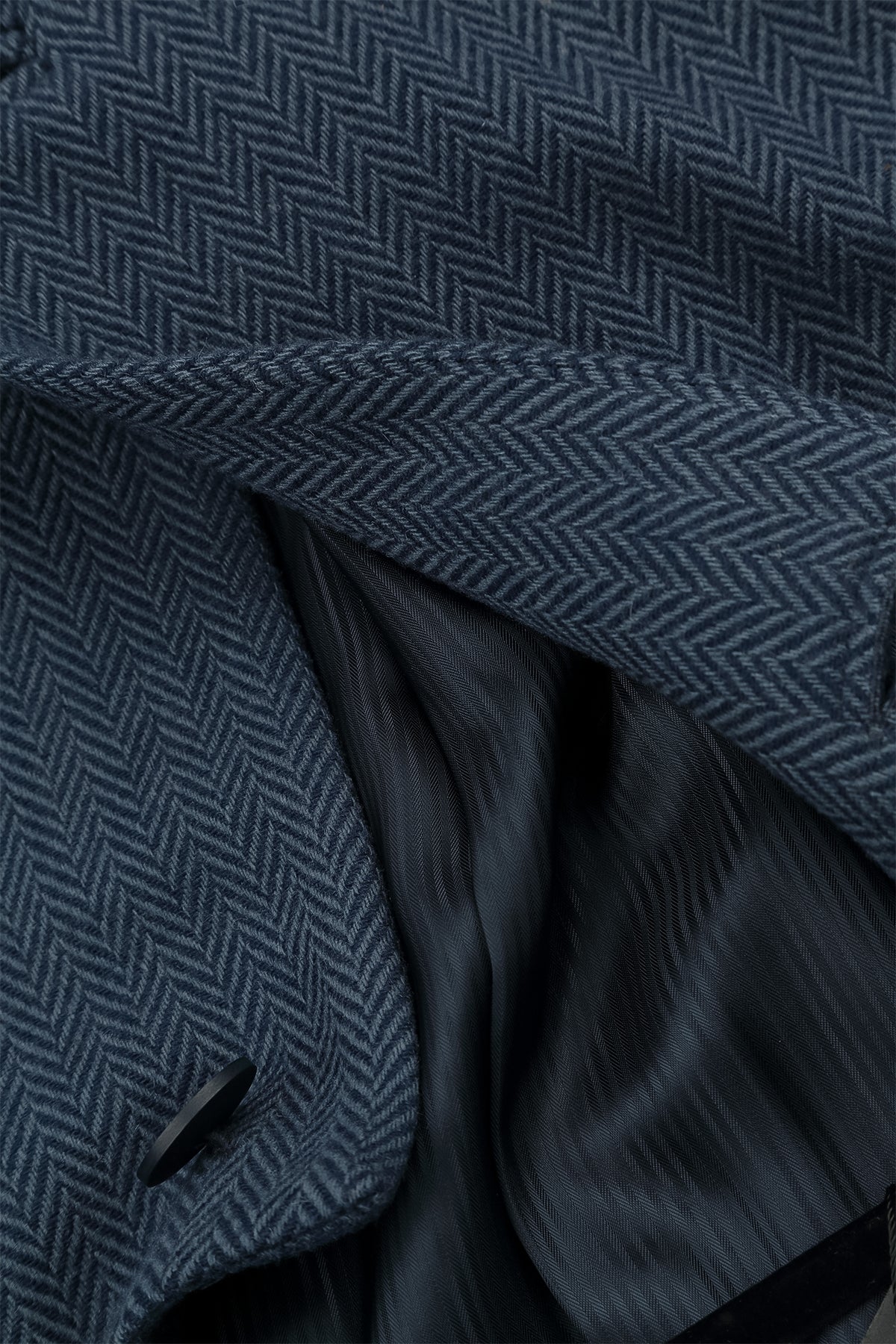 Manteau minimaliste en laine bleue à chevrons