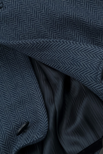 Manteau minimaliste en laine bleue à chevrons