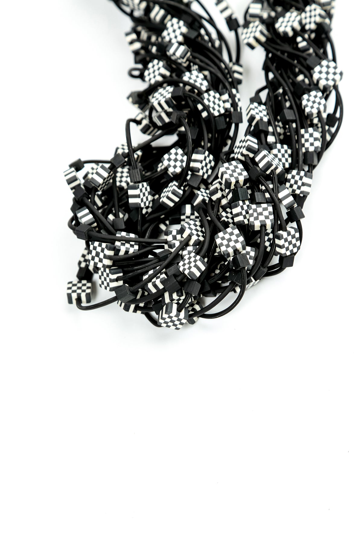 Halskette aus monochromem Ton