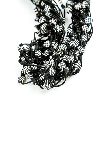 Halskette aus monochromem Ton