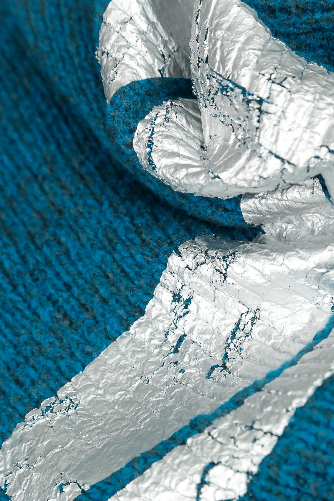 Oversized Pullover aus tief azurblauer, silbermetallicfarbener Mélange-Wolle