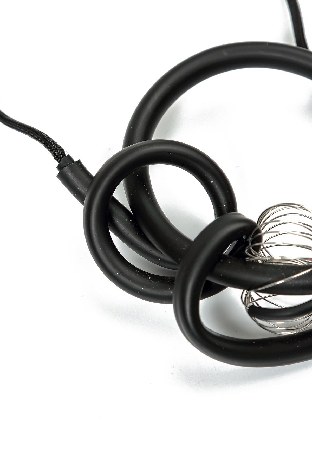 Halskette aus roter Metallspirale