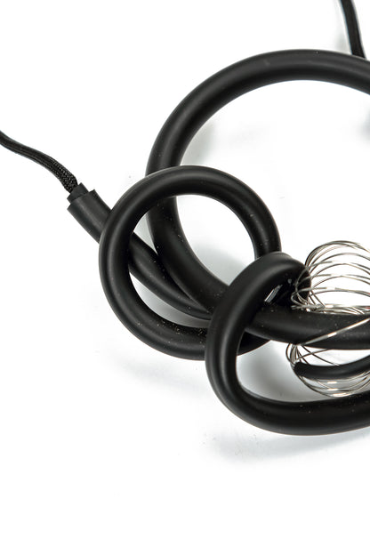 Halskette aus roter Metallspirale