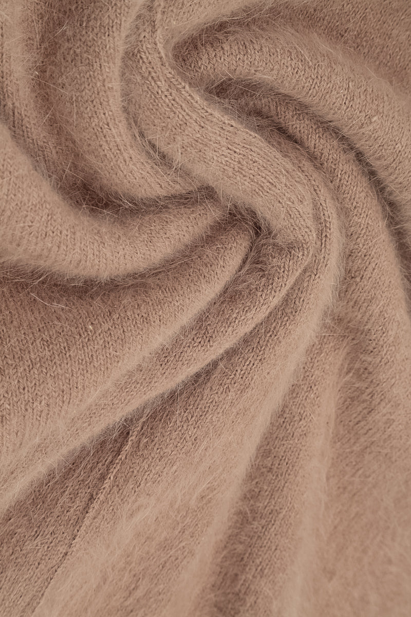 Angorapullover in sanftem Taupe mit abgerundetem Saum