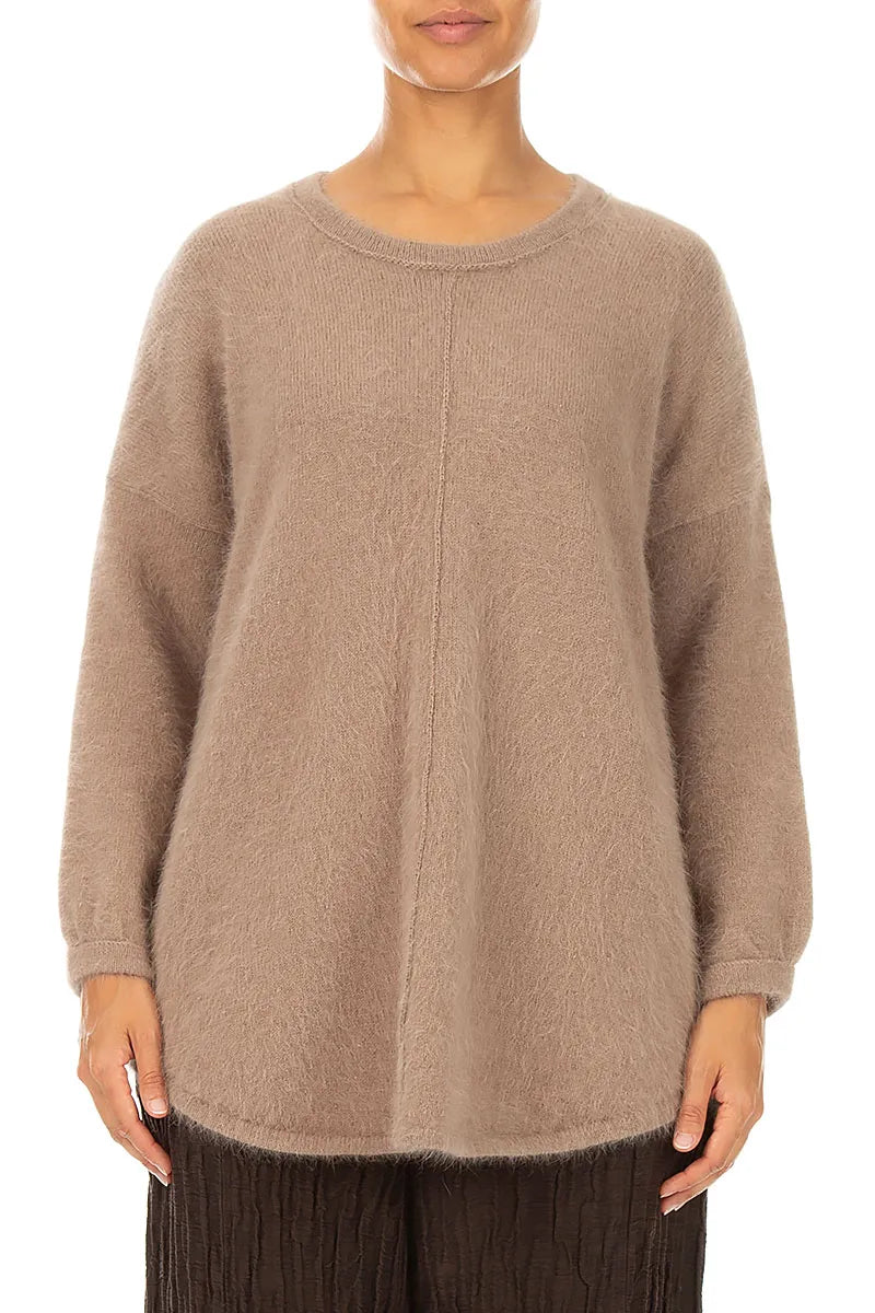Angorapullover in sanftem Taupe mit abgerundetem Saum