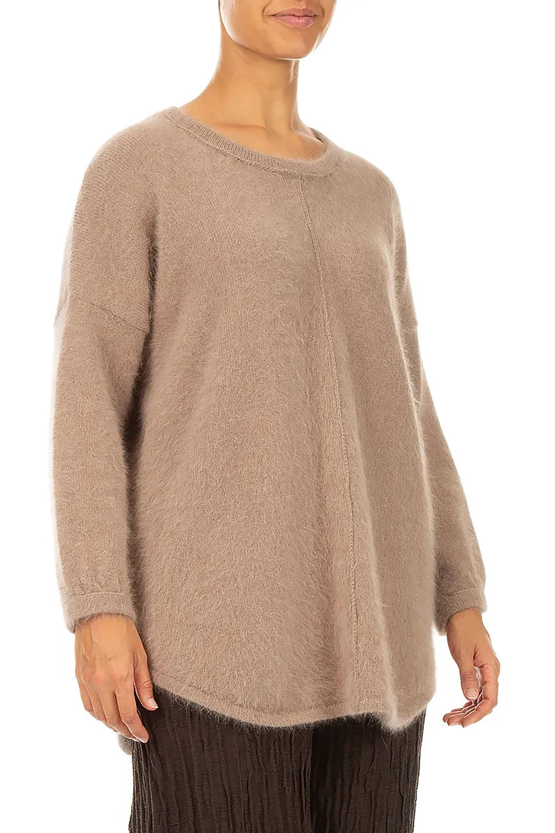 Angorapullover in sanftem Taupe mit abgerundetem Saum