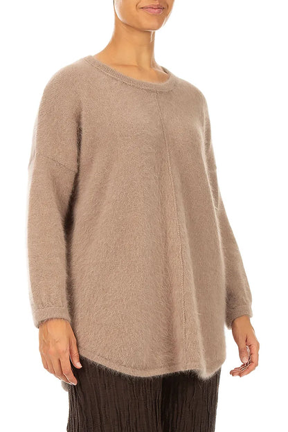 Angorapullover in sanftem Taupe mit abgerundetem Saum