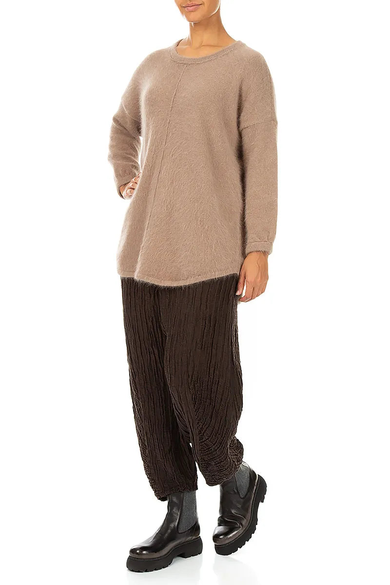 Angorapullover in sanftem Taupe mit abgerundetem Saum