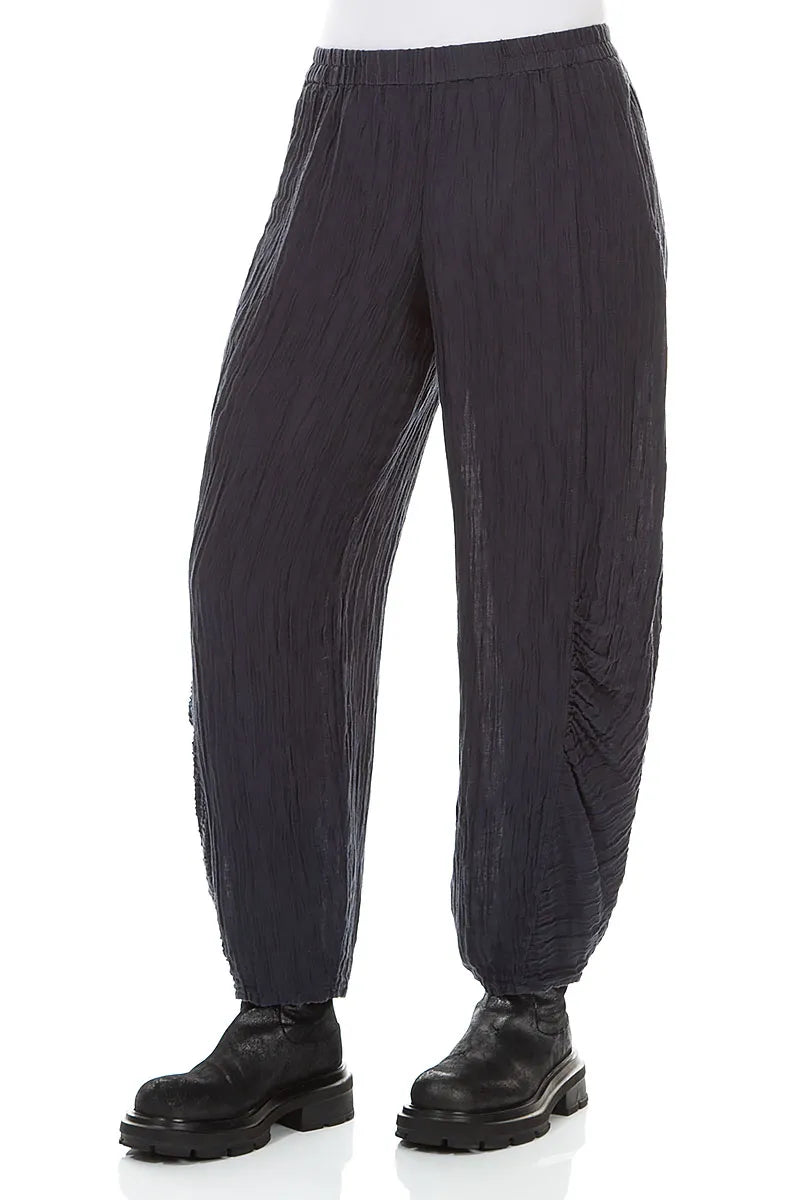 Hose aus graphitblauer, geknitterter Seide mit gerafftem Saum