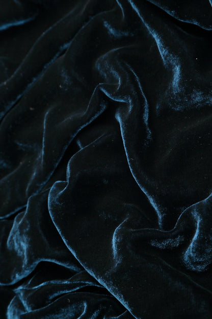 Rüschenjacke aus marineblauem Seidensamt
