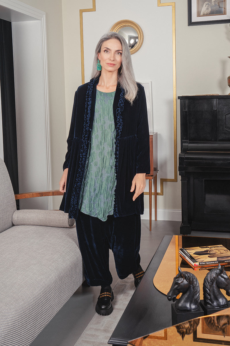 Rüschenjacke aus marineblauem Seidensamt
