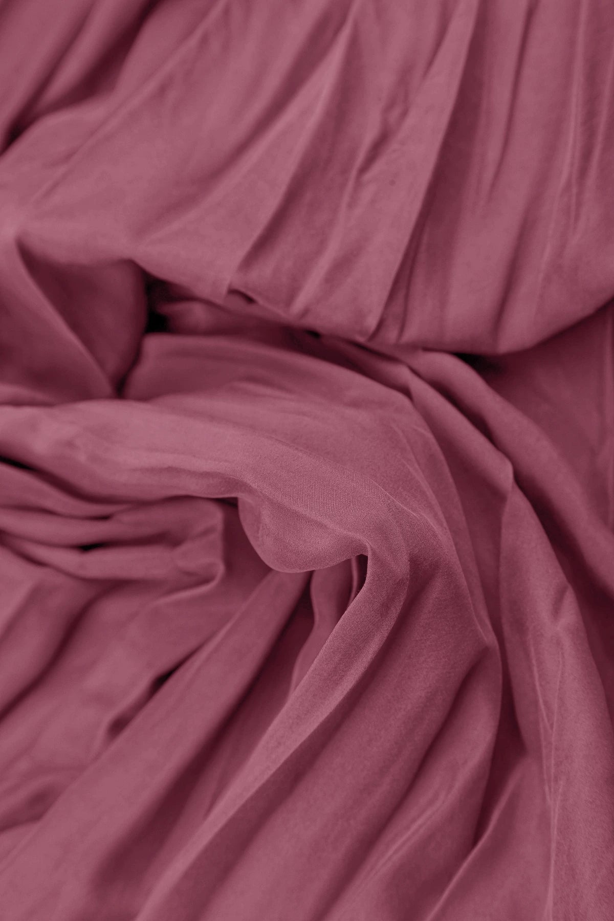 Robe romantique en pure soie froissée, ornée de rubis anciens